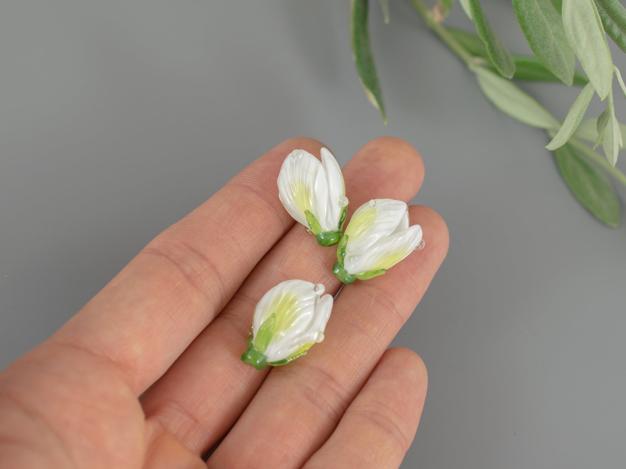 White flower bead