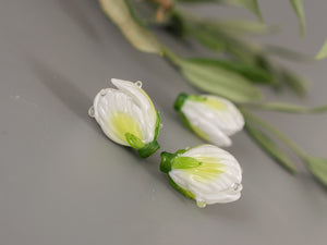 White flower bead