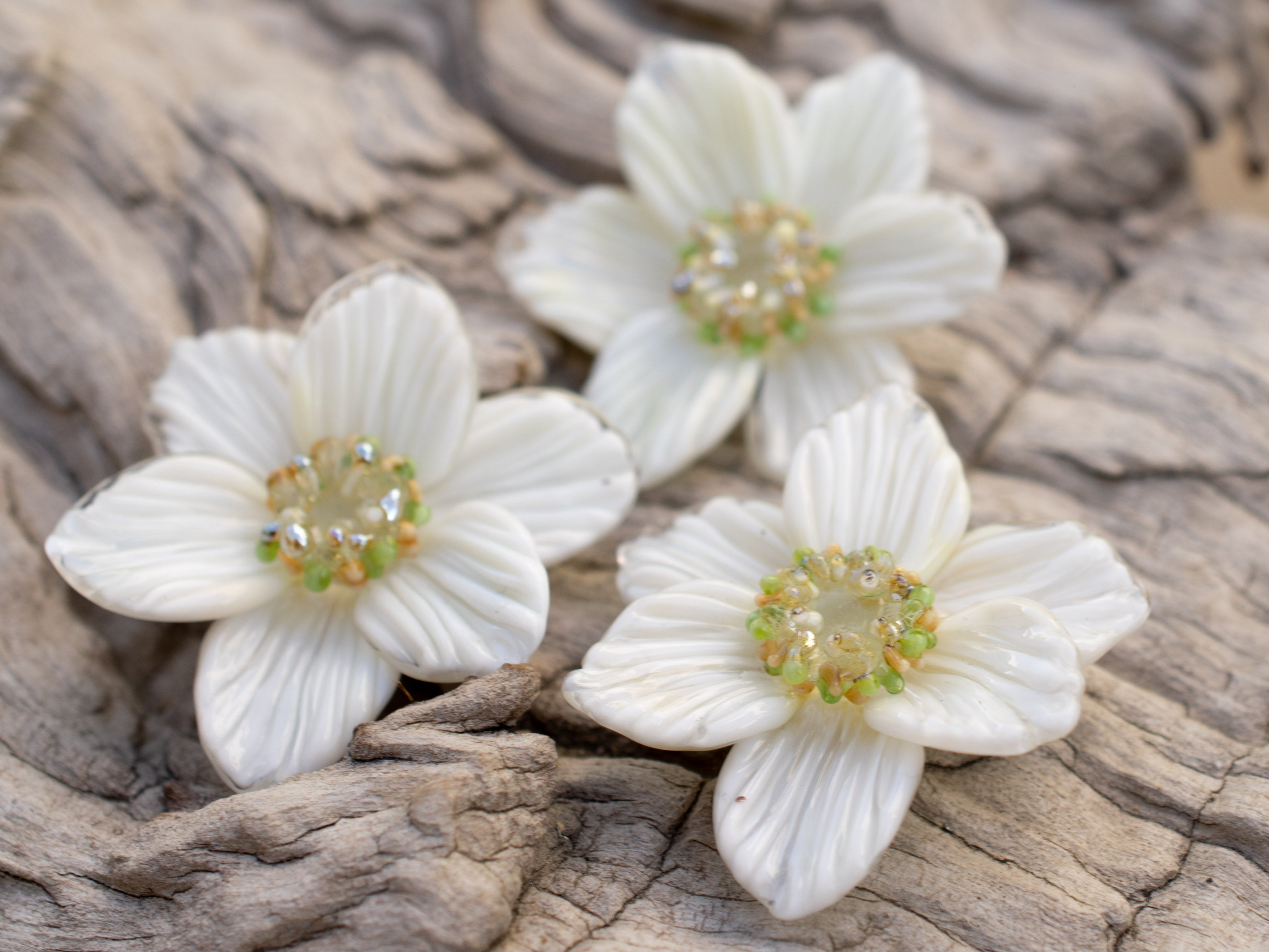 White flower bead