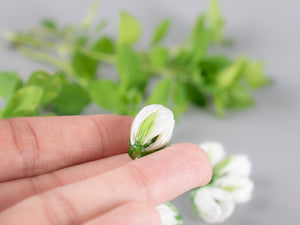 White flower bead