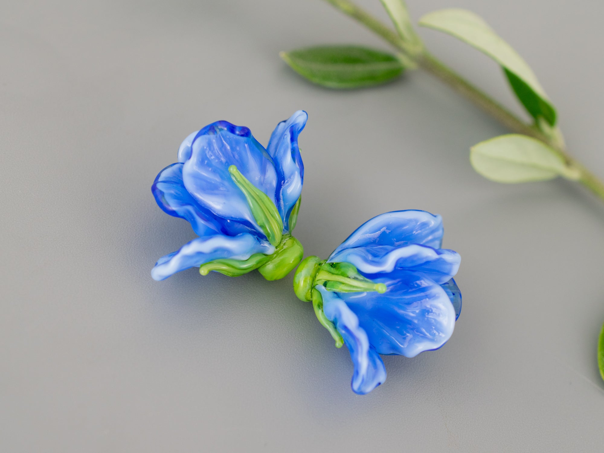 Blue flower bead