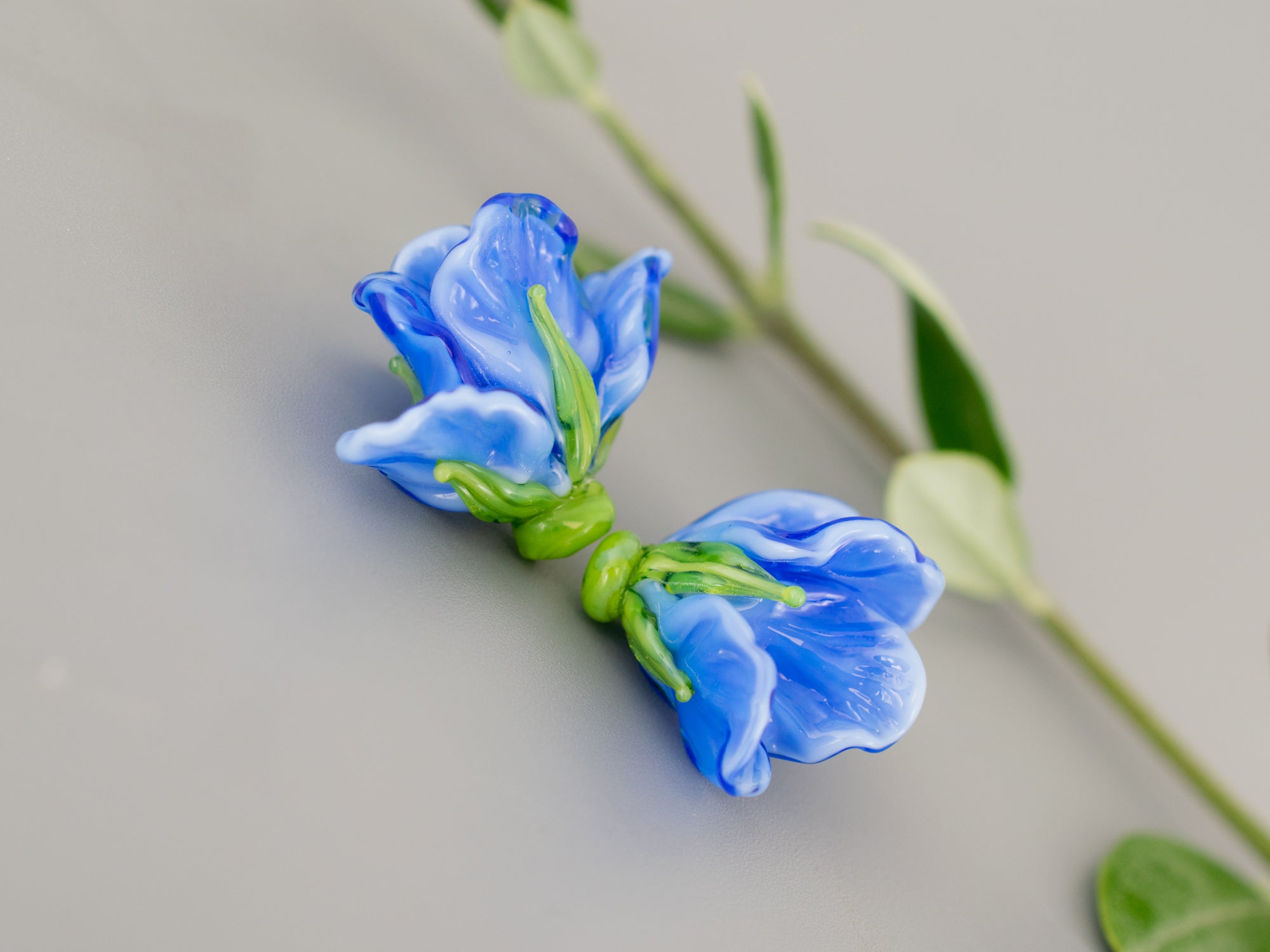 Blue flower bead