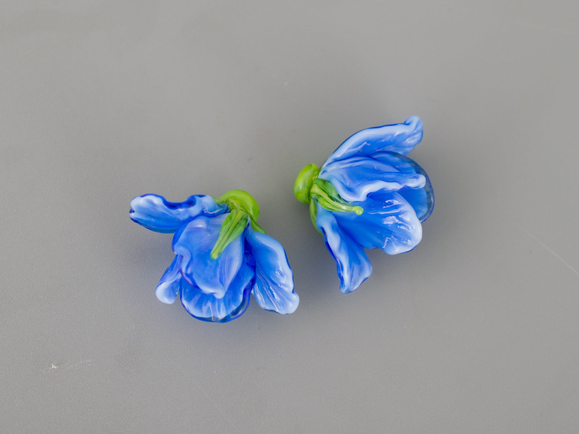 Blue flower bead