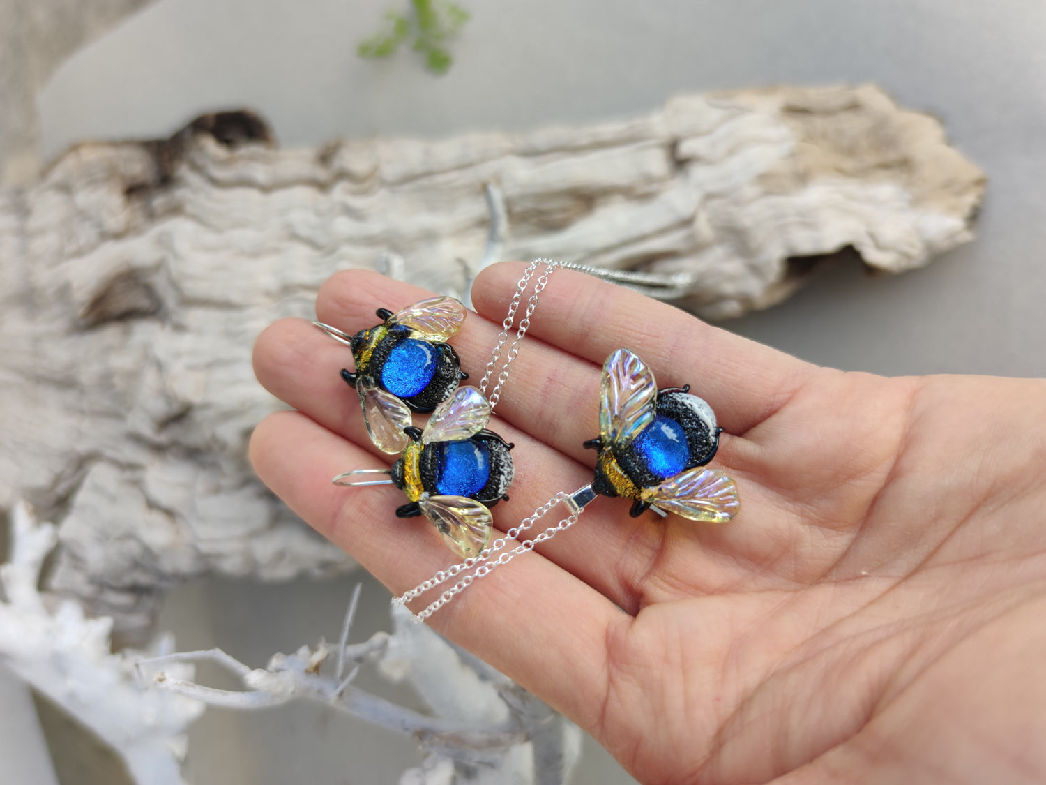 Glass bee necklace blue